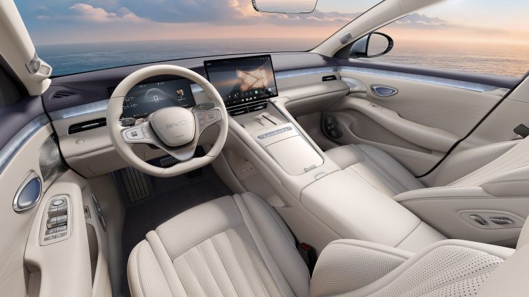 BYD Seal U vs MG HS: el SUV familiar chino con mejor equipamiento tecnológico