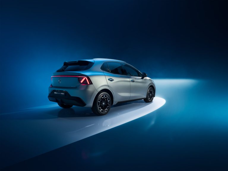MG4 vs Peugeot e-308: cuál es el compacto eléctrico más rentable por debajo de 35.000€