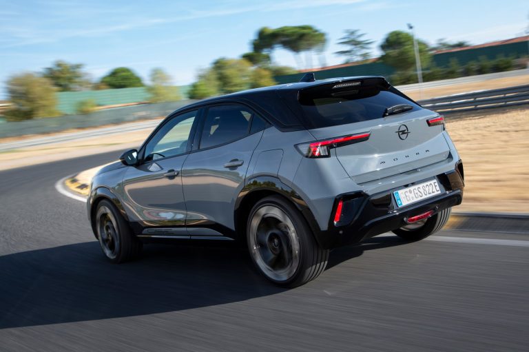 Opel Mokka Electric vs Peugeot e-2008: el SUV-B eléctrico más equilibrado para el día a día Opel Mokka Electric vs Peugeot e-2008: el SUV-B eléctrico más equilibrado para el día a día