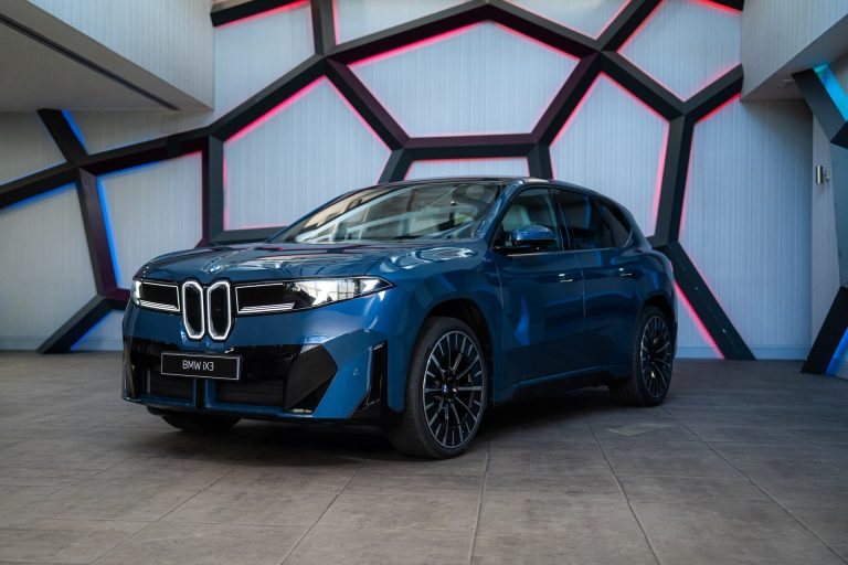 BMW iX3 vs Mercedes EQE SUV: qué SUV eléctrico premium ofrece mejor tecnología a bordo en 2026