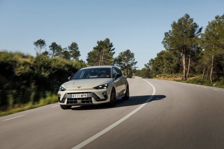 Cómo elegir un compacto PHEV en 2026 según la potencia combinada y la respuesta real en adelantamientos Cómo elegir un compacto PHEV en 2026 según la potencia combinada y la respuesta real en adelantamientos