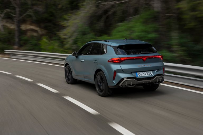 Cómo elegir un SUV PHEV con buen rendimiento en autovía: qué mirar más allá de la autonomía eléctrica Cómo elegir un SUV PHEV con buen rendimiento en autovía: qué mirar más allá de la autonomía eléctrica