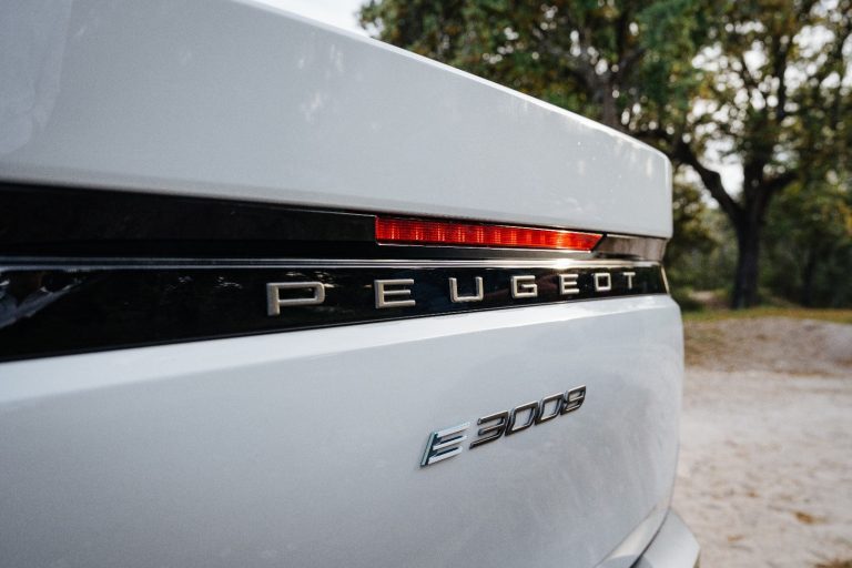 Peugeot 3008 Hybrid vs Opel Grandland Hybrid: qué SUV-C híbrido del grupo Stellantis ofrece mejor valor