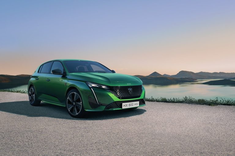 Peugeot e-308 vs Mazda 3 eléctrico equivalente: cuál convence más como compacto eléctrico familiar