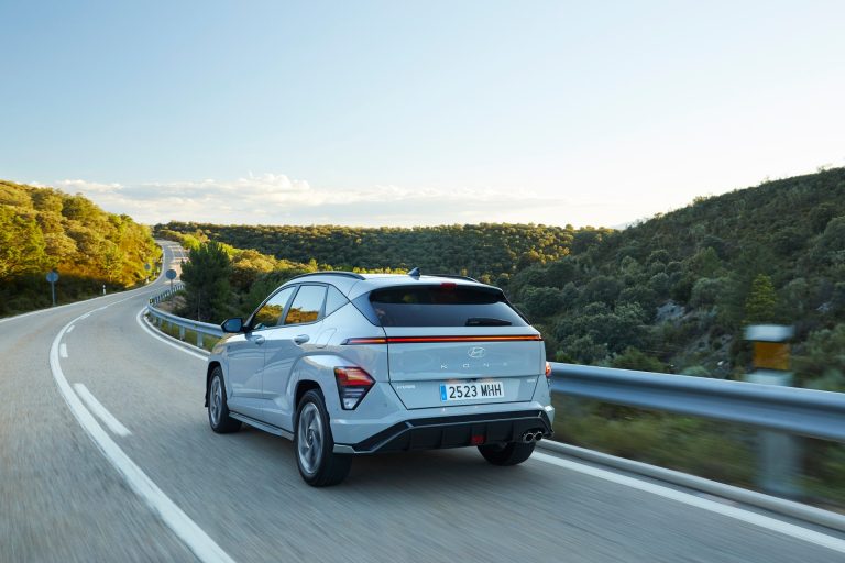 Hyundai Kona Hybrid vs Toyota C-HR: qué SUV-B/C híbrido ofrece mejor equipamiento por su precio en 2026
