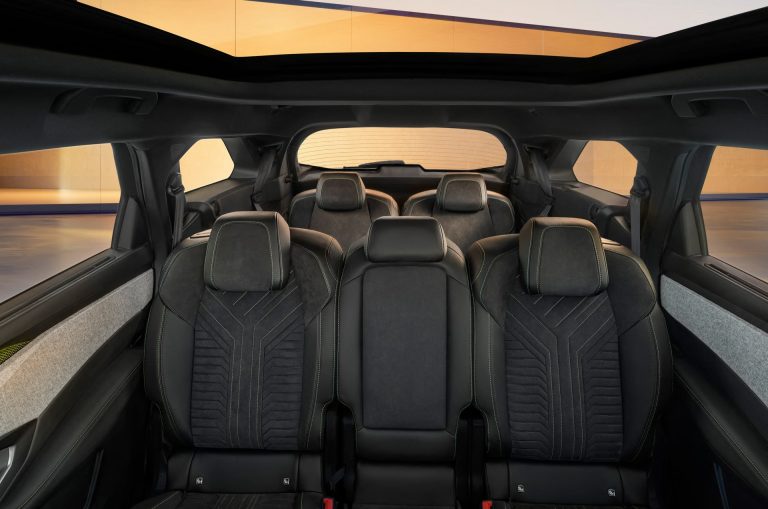 Peugeot 5008 Hybrid vs Toyota Corolla Cross: qué SUV familiar de 7 plazas ofrece mejor maletero con todas las filas montadas Peugeot 5008 Hybrid vs Toyota Corolla Cross: qué SUV familiar de 7 plazas ofrece mejor maletero con todas las