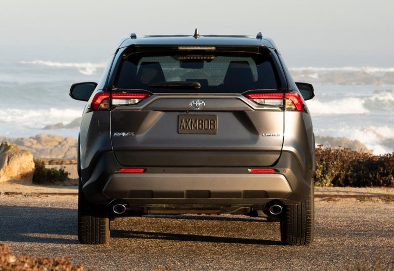 Toyota RAV4 Plug-in vs Mitsubishi Outlander PHEV: qué SUV-C híbrido enchufable rinde mejor en uso familiar