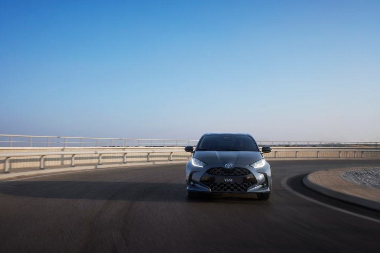 Toyota Yaris vs Honda Jazz: qué utilitario híbrido urbano convence más como coche único en 2026