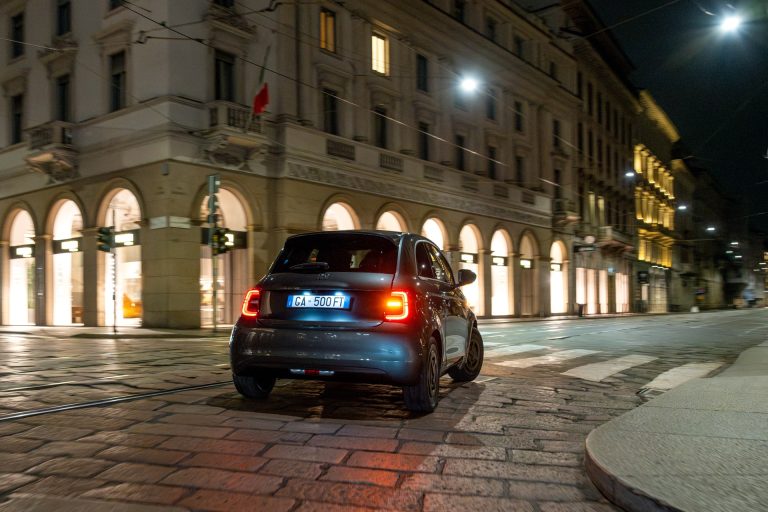 FIAT 500e vs Abarth 500e: qué versión del 500 eléctrico compensa más en uso urbano FIAT 500e vs Abarth 500e: qué versión del 500 eléctrico compensa más en uso urbano