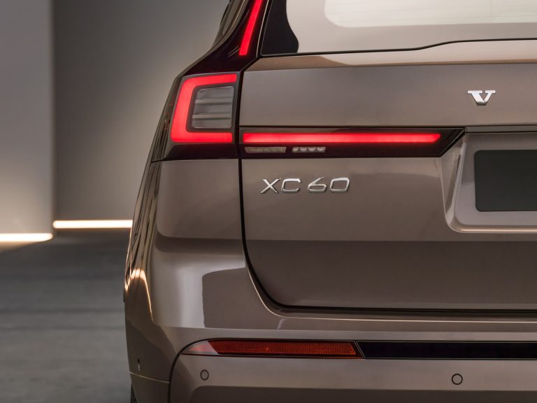 沃尔沃 XC90 T8 Recharge 对比 路虎揽胜运动版 P460e:哪款7座插电混动SUV更适合家庭长途出行 Volvo XC90 T8 Recharge vs Range Rover Sport P460e: qué SUV-D PHEV de 7 plazas rinde mejor en viaje largo con f